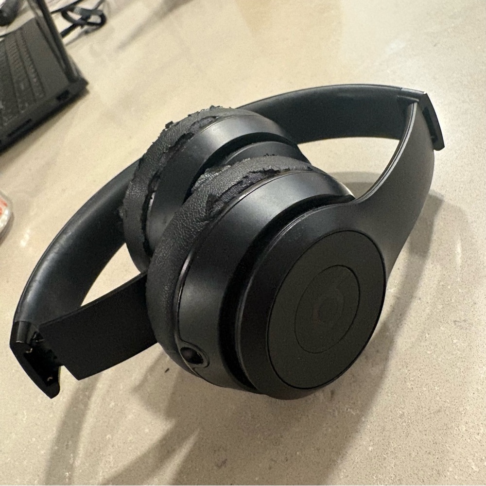 Beats Black Over-Ear Headphones solo3